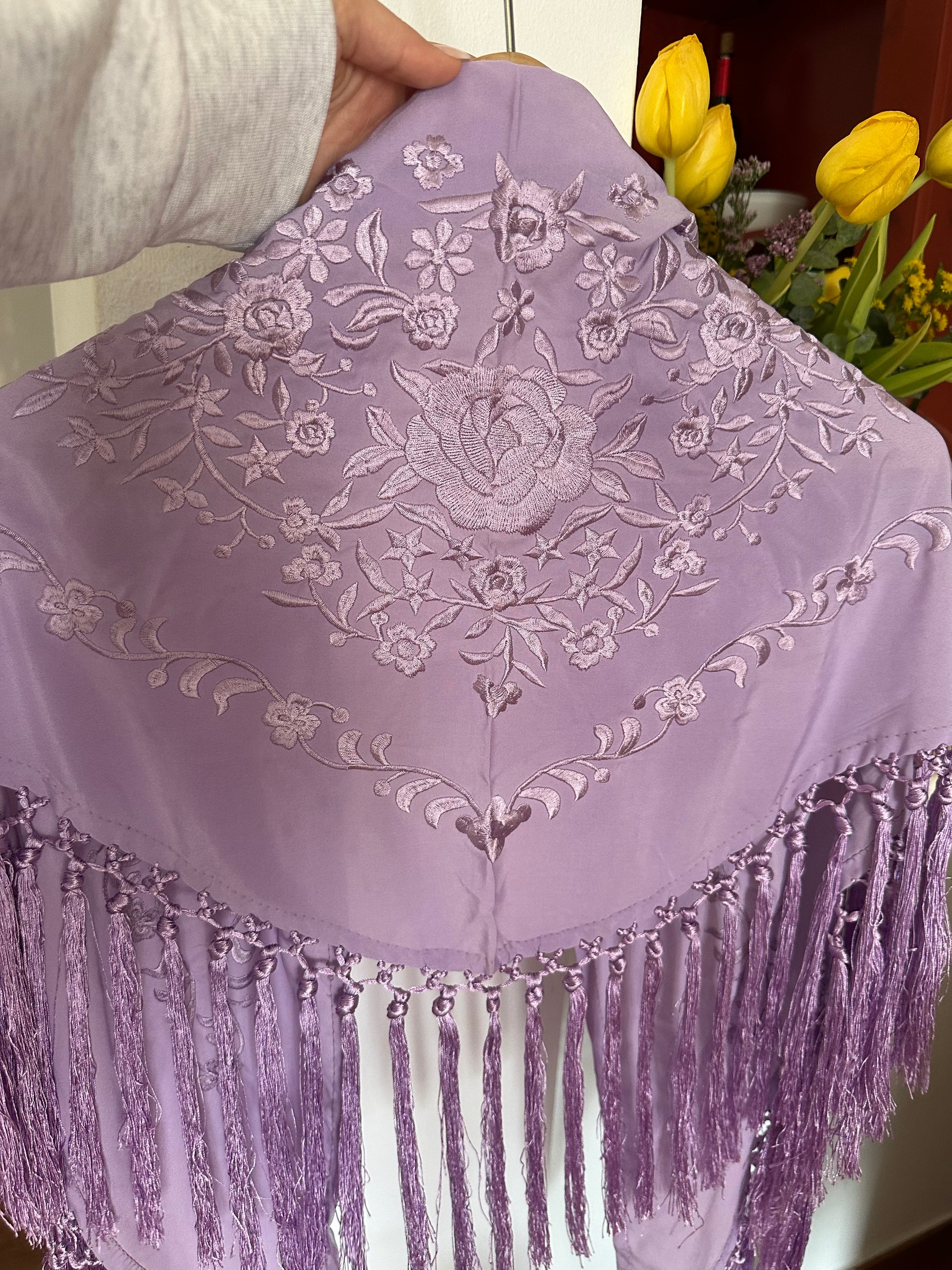 Mantón lila bordado