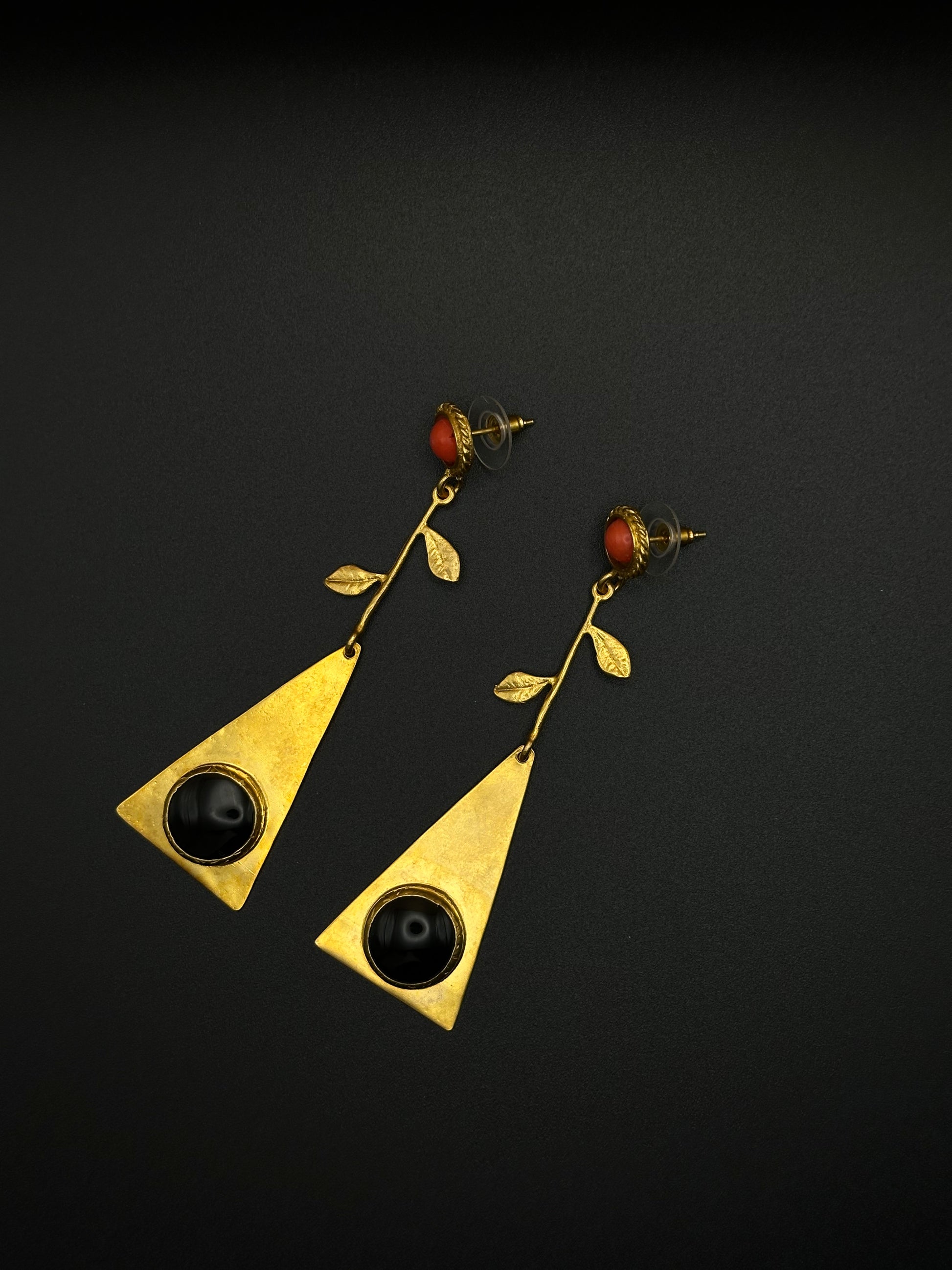 Drop triangle black