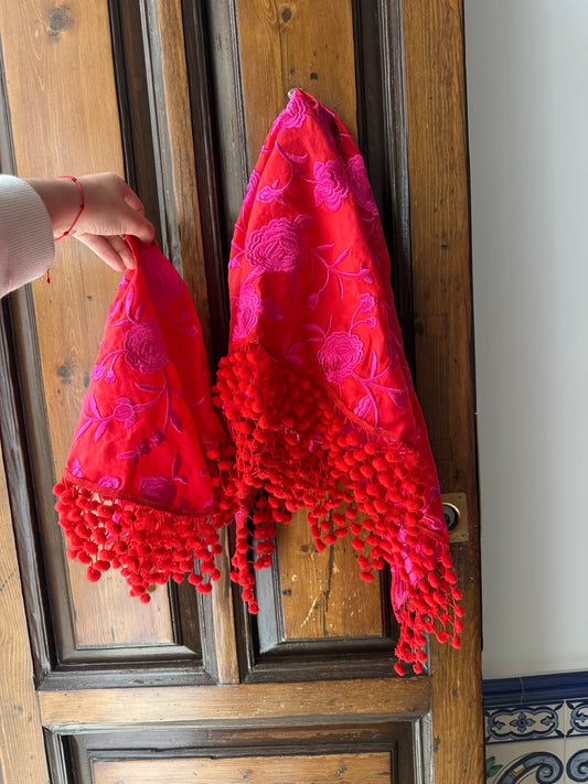 Mantón / piquillo rojo bordado en fucsia