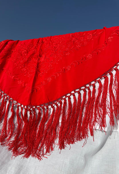 Mantón rojo bordado